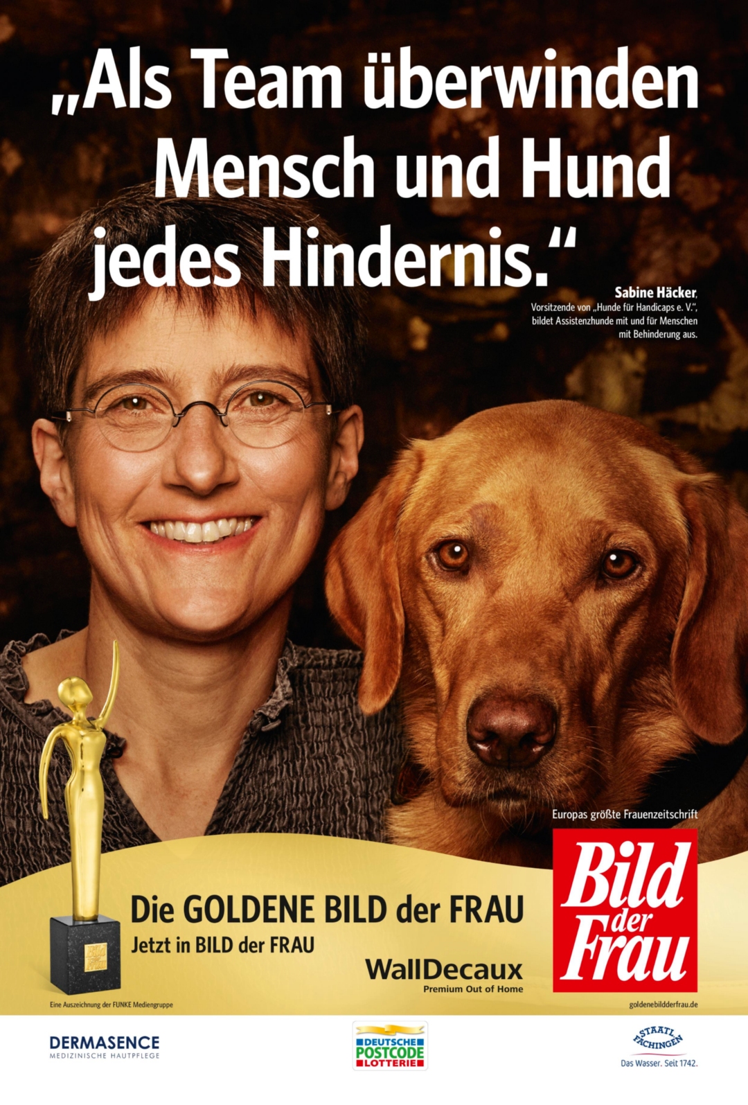 Eines der Plakatmotive der sechs Preisträgerinnen: Sabine Häcker (50) aus Berlin bildet mit ihrem Verein „Hunde für Handicaps e.V.“ Vierbeiner zu Assistenzhunden aus. Copyright: ©GABO für BILD der FRAU